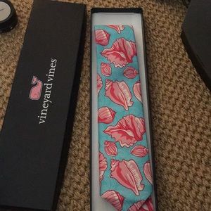 Keel blue “conch shell” Vineyard Vines tie